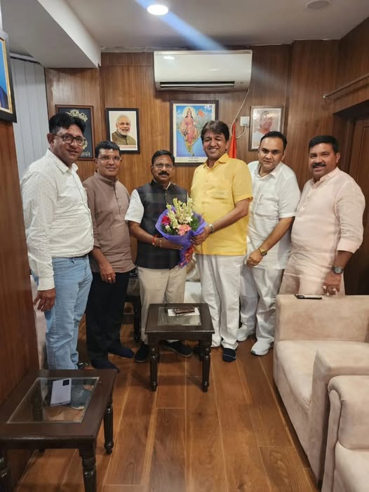 તા.૧૯-૦૮-૨૦૨૫ ના રોજ ૨૩-બારડોલી લોકસભાના સાંસદ શ્રી પ્રભુભાઈ વસાવાજીના દિલ્હી નિવાસ સ્થાને સુરત જિલ્લા સહકારી અગ્રણી અને ચોર્યાસી વિધાનસભાના ધારાસભ્ય શ્રી સંદીપભાઈ દેસાઈજી, સુરત જિલ્લા ભારતીય જનતા પાર્ટી ના પ્રમુખ શ્રી ભરતભાઈ રાઠોડજી, મારી સાથે મારા સાથી મહામંત્રીશ્રીઓ રાજેશભાઈ પટેલ અને શ્રી કિશનભાઈ પટેલ સાથે શુભેચ્છા મુલાકાત લીધી.